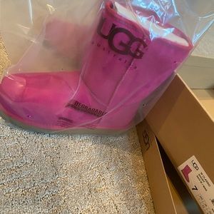 Ugg Classic Short Magenta Size 7, Brand New in box